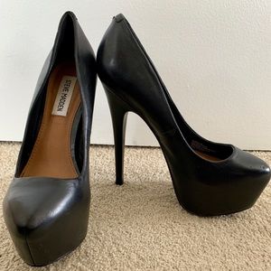Steve Madden black leather pump